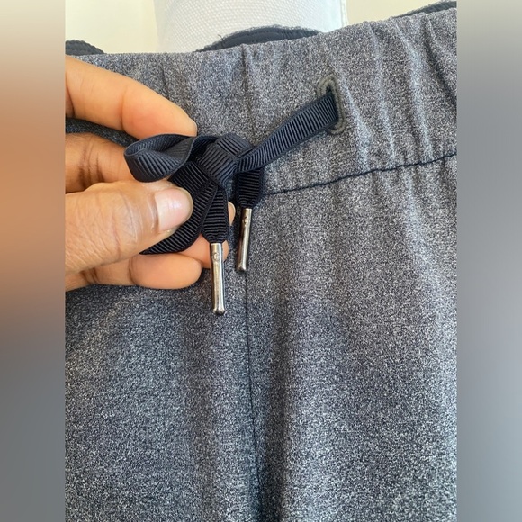 Lululemon On The Fly Pant' in Heathered Black Size 6 - Picture 5 of 10